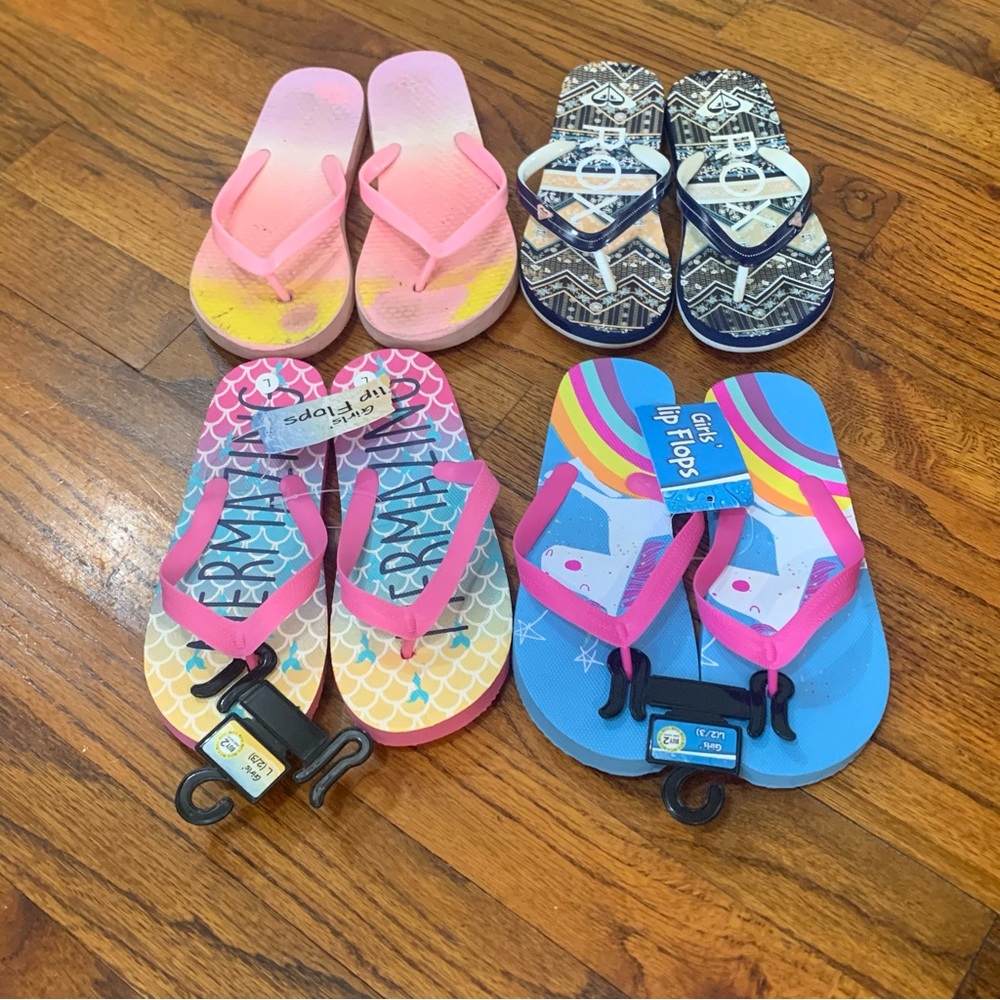 4 Pairs Girls Flip Flop Beach Sandal Shoes
2 / 3
NWT Mermaid & Rainbow
GUC Roxy - Picture 2 of 11